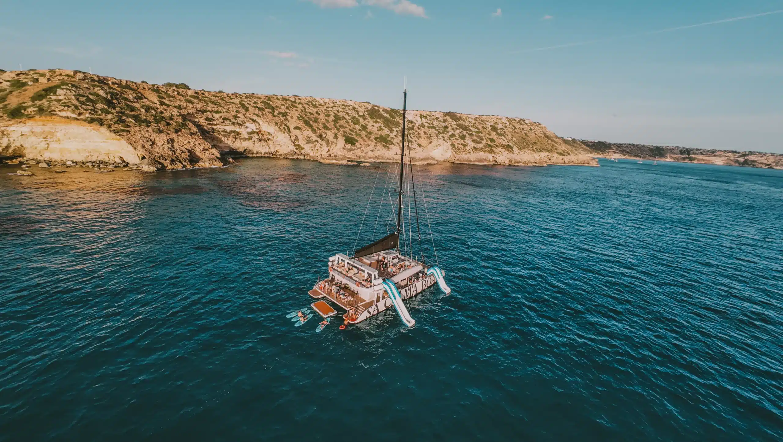 Catamarán Saona navegando por la costa de Mallorca